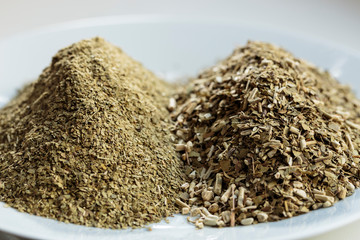 Yerba mate (Ilex paraguariensis) with and without stems comparison, front view