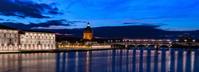 Quais de Garonne et dome de la Grave à Toulouse la nuit