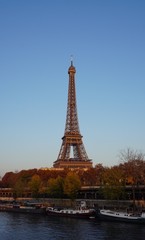 Fototapeta na wymiar Tour Eiffel Pont Bir-Hakeim Paris
