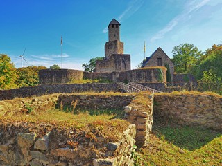 Malerische Burg Grimburg – Farbinensiv - High Dynamic Range Image (HDR)
