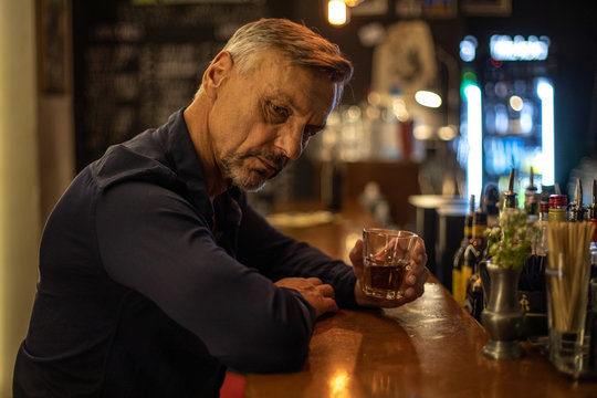 Mann traurig an Bar Tresen mit Glas Whiskey