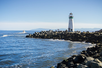 Santa Cruz Breakwater Lighthouse, Walton Lighthouse at the Santa Cruz harbor exit. north Monterey bay, California - obrazy, fototapety, plakaty