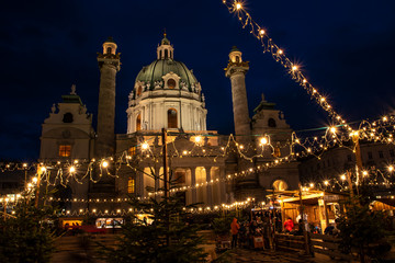 Christkindlmarkt – Adventmarkt – Weihnachtsmarkt Wien / Österreich. Weihnachtsdorf vor der...