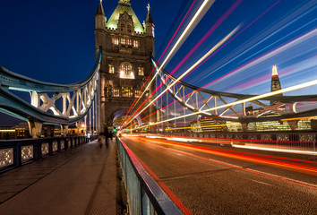 Obraz na płótnie Canvas tower bridge in london at night