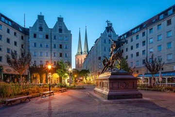 Foto op Plexiglas Nikolaikirche und St. Georg Statue im historischen Nikolaiviertel, Berlin, Deutschland © eyetronic