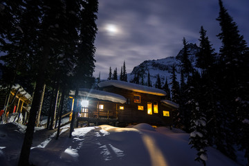 Obraz premium Cabin in the Mountains at Night