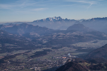 Obraz premium Blick über Salzburg, Österreich auf Berggipfelim Dunst