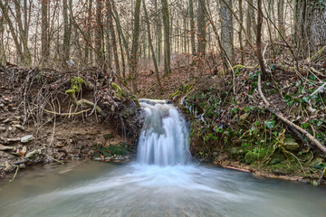 Kleiner Wasserfall eines Wildbaches