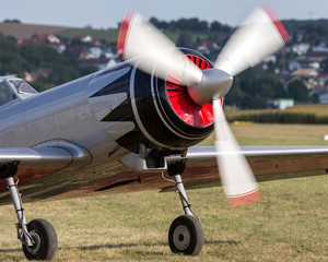 Detailaufnahme Propeller eines historischen Flugzeugs in Bewegung