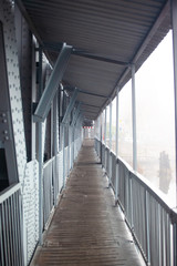 Obraz premium perspektywiczny chodnik na metalowym moście