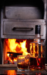 Ein glas und flasche whiskey