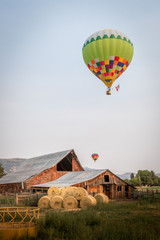 Fototapeta na wymiar Hot Air Ballon over Barn