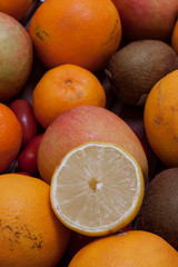 LIMÓN CORTADO RODEADO DE FRUTA DE OTOÑO 