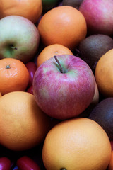 MANZANA ROJA ENTRE VARIEDAD DE FRUTAS EN BANDEJA DE MADERA