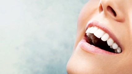 Obraz premium Beautiful wide smile of young woman
