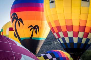 Obraz premium Grupa balonów na ogrzane powietrze przygotowuje się do startu