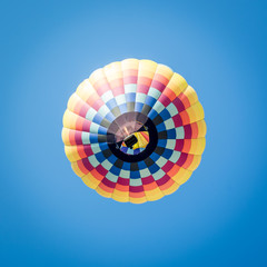 Obraz premium Looking Directly Up at Hot Air Balloon in a Blue Sky