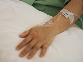 Hand Patients sleep to saline at the hospital ward