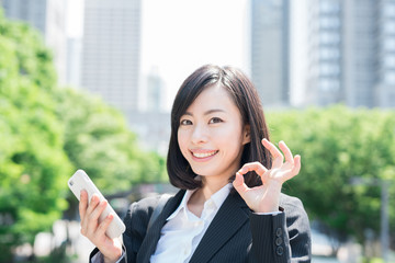 スマートフォンを持ったビジネスウーマン 