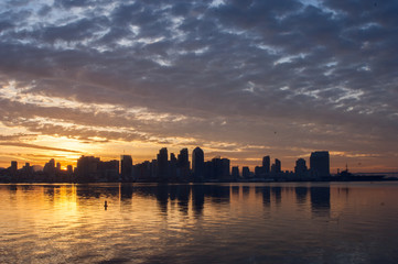 Fototapeta premium Sunrise over San Diego skyline