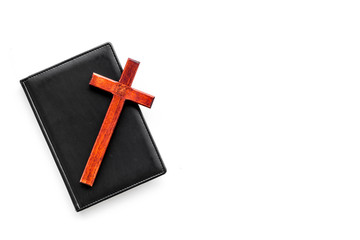 Obraz premium Farewell ceremony, funeral concept. Wooden cross on Bible on white background top view space for text