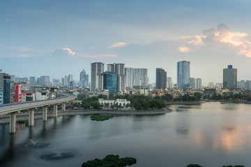 Fototapeta premium Widok na panoramę Hanoi nad jeziorem Hoang Cau. Pejzaż Hanoi w okresie zachodu słońca