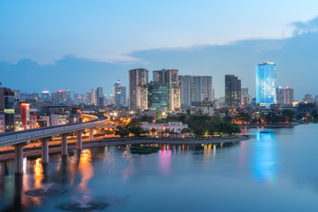 Fototapeta premium Widok na panoramę Hanoi nad jeziorem Hoang Cau. Pejzaż Hanoi w okresie zachodu słońca