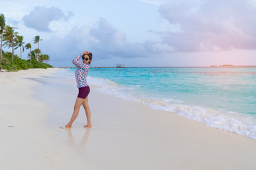 Obraz premium Asian beautiful woman enjoyful traveling sea background.