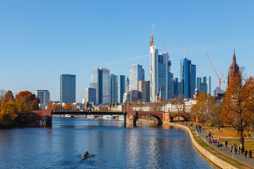 Naklejka premium Frankfurt am Main, Blick von der Ignatz-Bubis-Brücke auf die Skyline. 18. November 2018.