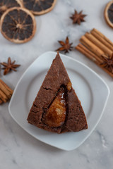 Schokoladen Lebkuchen Torte mit Birnen