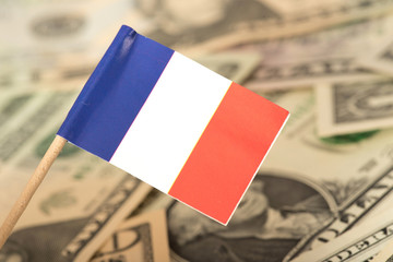 Flagge von Frankreich und Dollar Geldscheine im Hintergrund