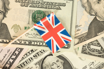 Flagge von Großbritannien und Dollar Geldscheine im Hintergrund