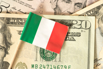 Flagge von Italien und Dollar Geldscheine im Hintergrun