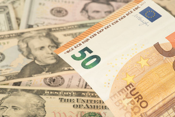 Euro Geldschein und Dollar Geldscheine im Hintergrund