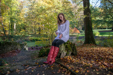 Junge Frau im Herbstwald