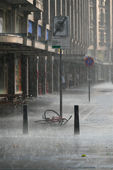 Forgotten bicycle under the rain in the street of Rotterdam.  © oliverouge