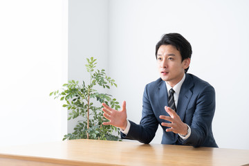 働くアジアのビジネスマン