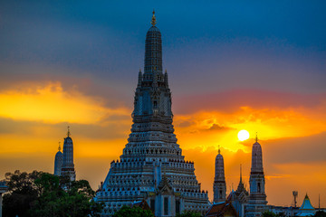 Obraz premium Wat Arun Ratchawararam Ratchawaramahawihan- Bangkok: Location at Chao Phraya River cruise tourists, dining on the boat and watch the evening light on the river, in Phranakhon, Thailand