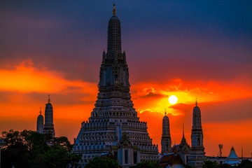 Obraz premium Wat Arun Ratchawararam Ratchawaramahawihan- Bangkok: Location at Chao Phraya River cruise tourists, dining on the boat and watch the evening light on the river, in Phranakhon, Thailand