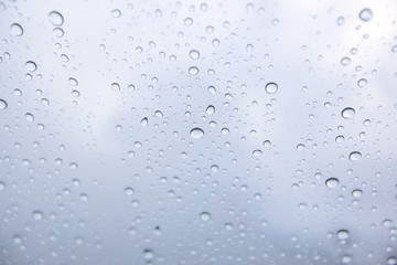 The background of rainwater drops on the glass, the waterless wallpaper on the white surface, is beautiful, according to the changes of the water.