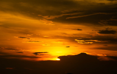 Obraz na płótnie Canvas Colorful sky of sunset over the sea