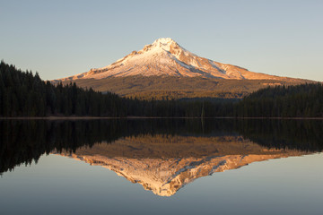 Mount Hood at sunset with its reflection in the Trillium Lake. - obrazy, fototapety, plakaty