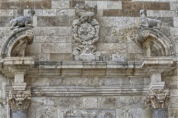 Stemma sulla facciata della Chiesa di San Lucifero a Cagliari