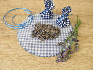 Lavendelsäckchen basteln aus getrocknetem Lavendel