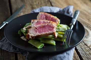 Fried tuna with young peas in pods