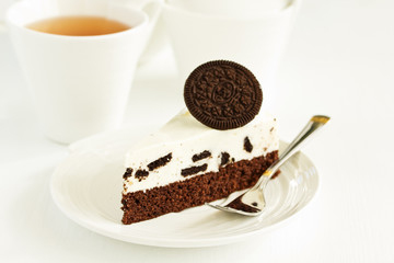 cheesecake with chocolate chip cookies.