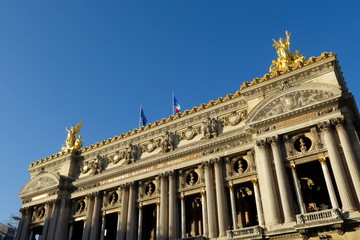 Fototapeta na wymiar Opéra de Paris. Garnier. pierre et dorures.