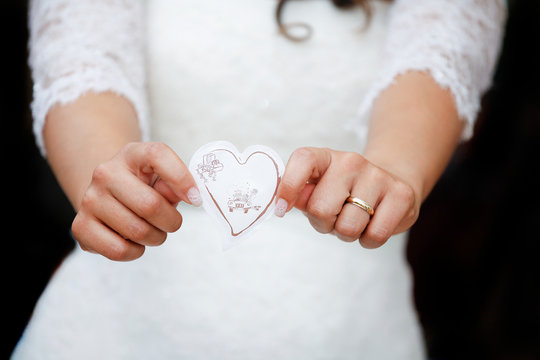 Cuore tenuto in mano da una sposa