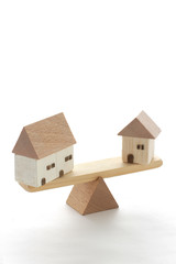 模型とシーソーを使った住宅事情の比較