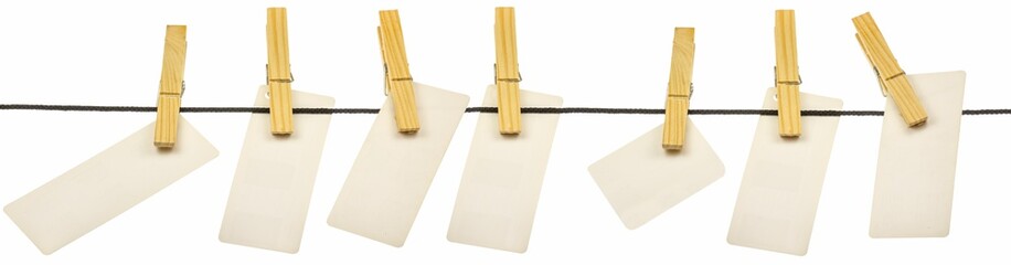 Étiquettes sur corde à linge avec pinces en bois